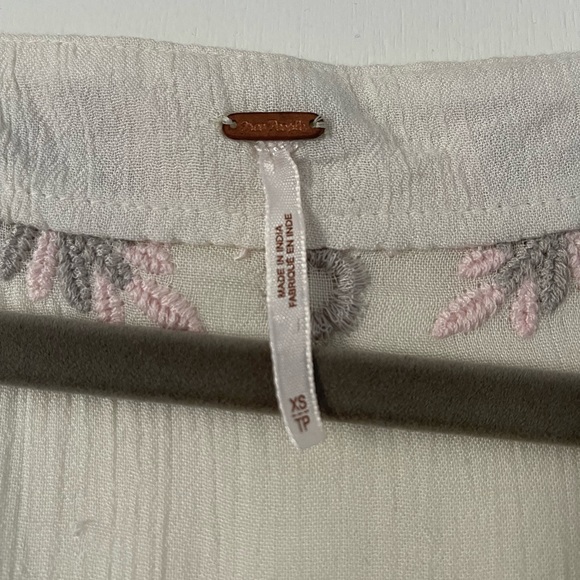 Free people white embroidered dress. Excellent condition, never worn. - Picture 3 of 3